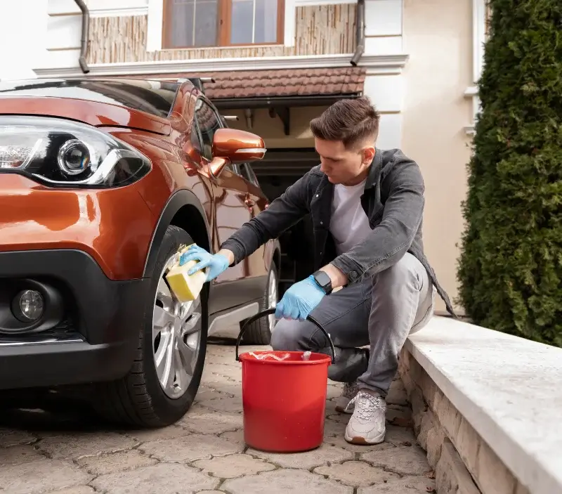 Lavage auto à domicile Cournon-d'Auvergne : professionnel intervenant sur un véhicule